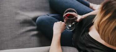 Removendo manchas de vinho do sofá: um guia completo