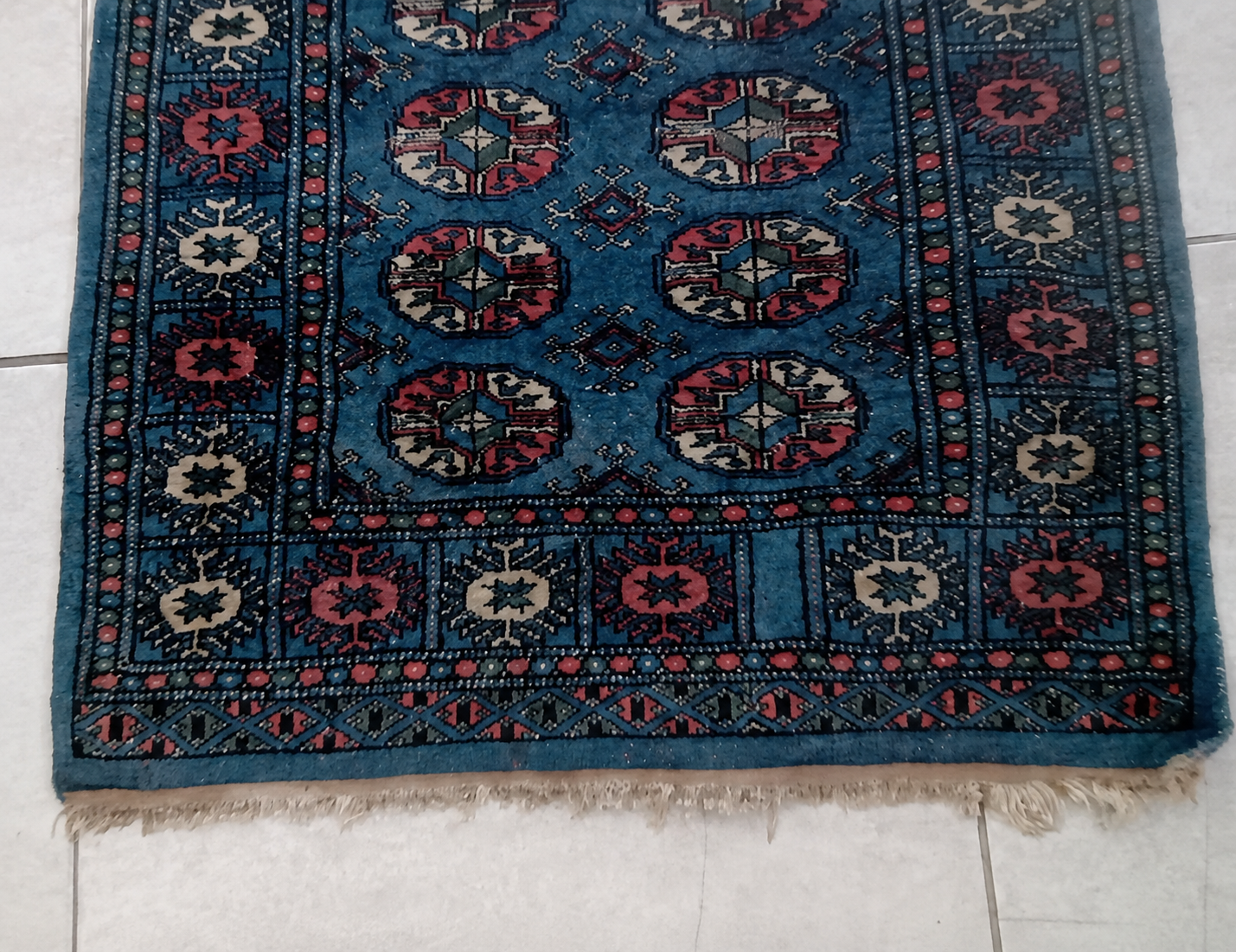 Antes e depois do restauro das franjas de tapete azul