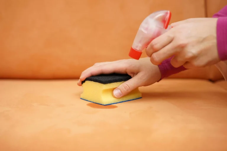 Veja aqui como tirar mancha de caneta do sofá!